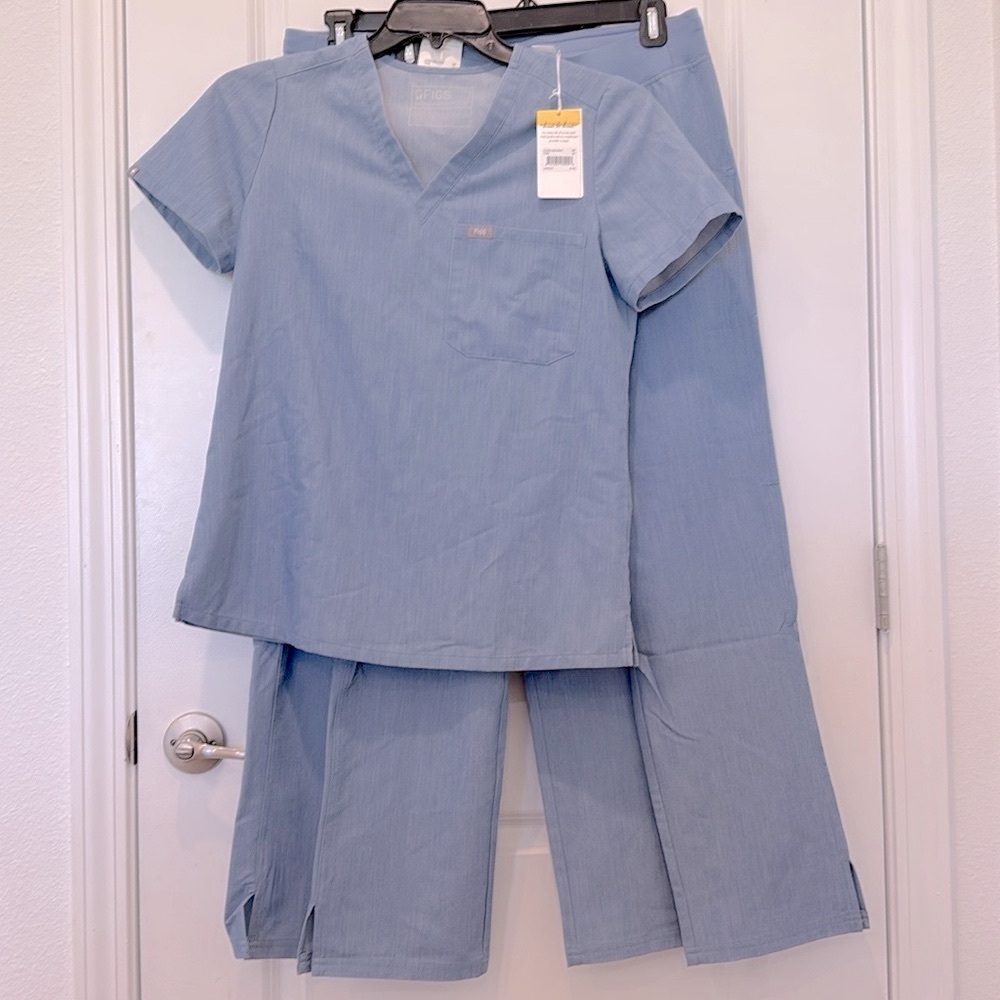 FIGS NWT Women’s Scrub Set